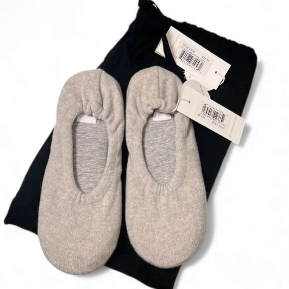 New with tags Skin Workdwide 100% Cashmere ballet slippers. Size Medium (7 - 8) - Picture 1 of 4
